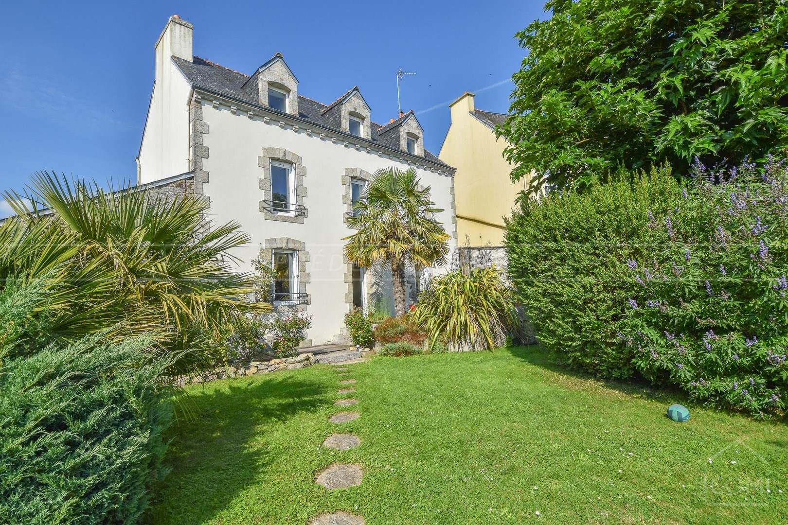 MAISON FAMILIALE DE CHARME - BEAUX VOLUMES - PROCHE COMMERCES ET ECOLES - PROCHE QUIMPERLE -